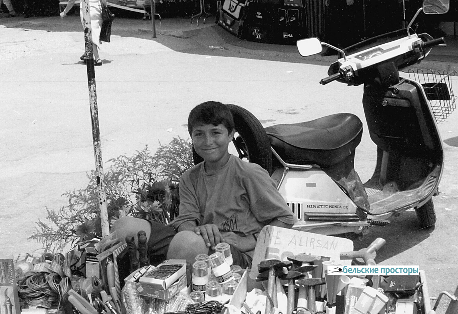 Он еще подросток, но уже продавец