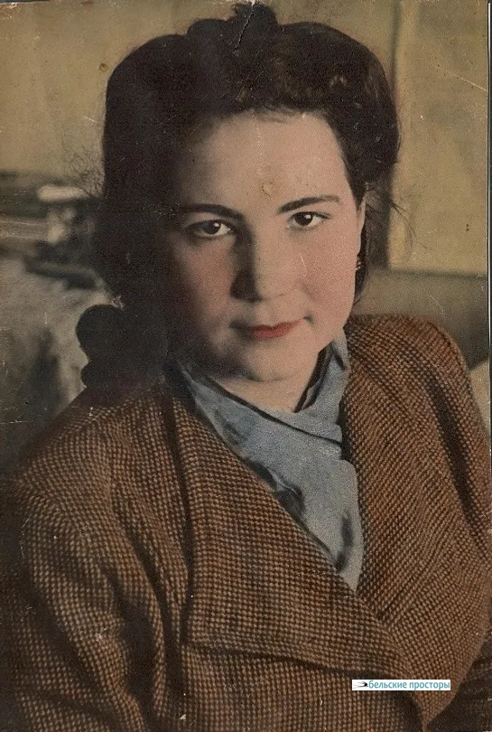 Мама автора – Зуррательзинан Закиевна в период учёбы в мединституте в Уфе