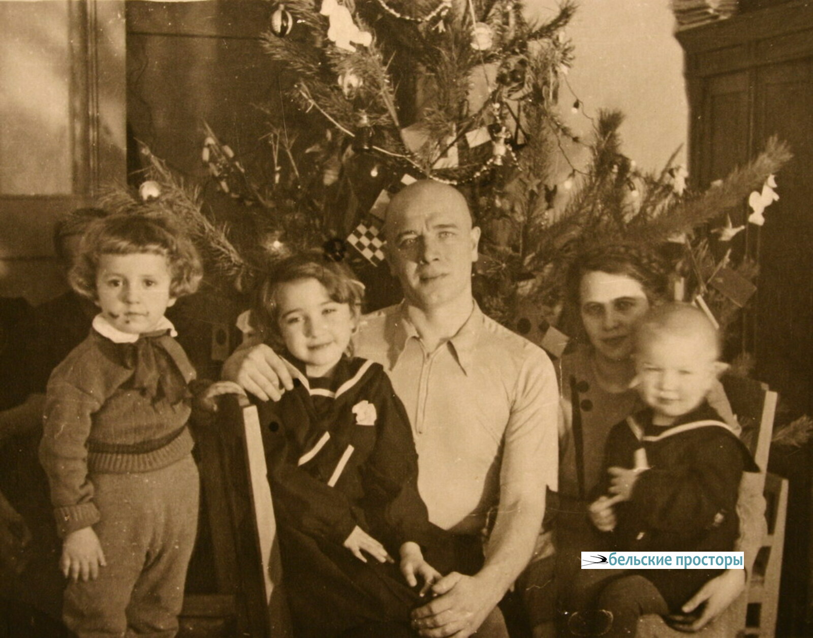 На снимке 1 января 1956 г. в Новой Александровке В. Скачилов и Т. Романкевич с детьми — Сусанной и Мишей. Стоит Володя Вехновский.