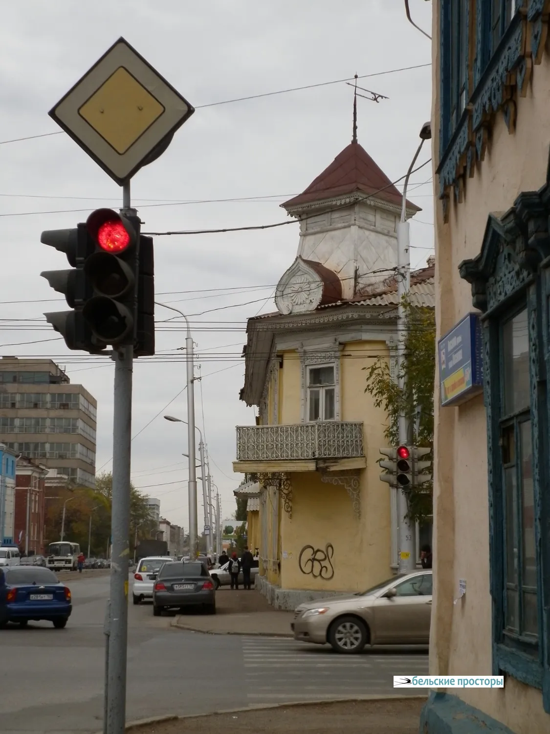 Вид на дом Бухартовского от дома Бессарабова. 2010 г.