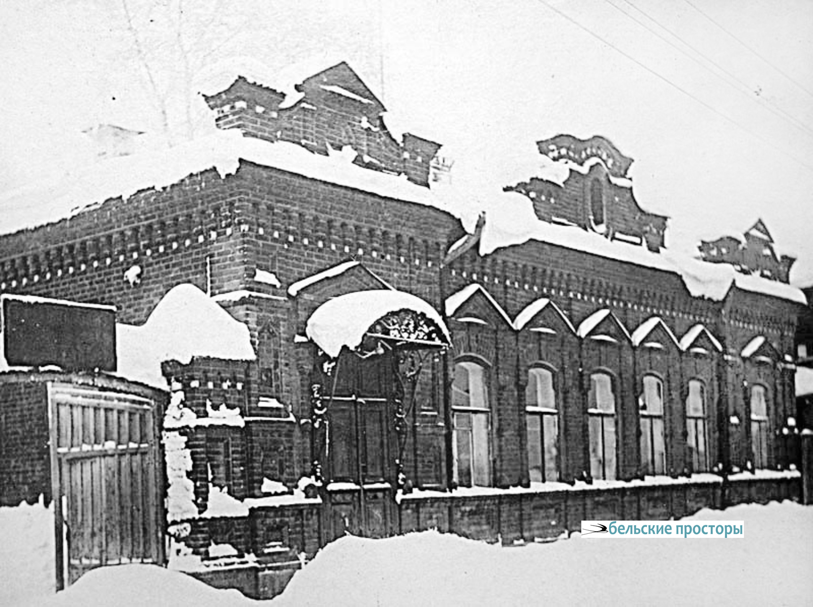 В этом здании на улице Гафури в 1920 г. начала работать опытно-показательная школа Наркомпроса БАССР. 1960-е.
