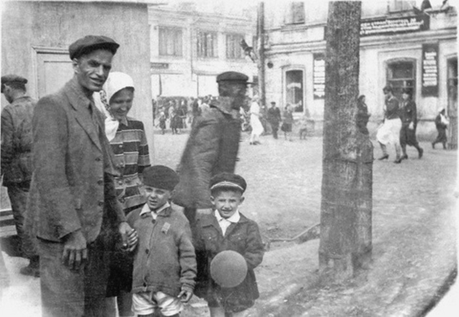 Семья Храмовых на улице Октябрьской Революции, 1946г.