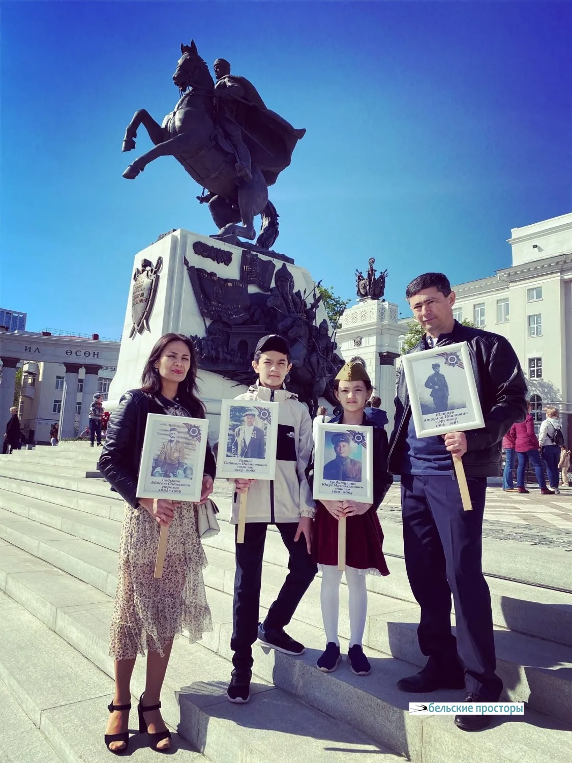 Руслан Юлтаев с женой Зилярой и детьми