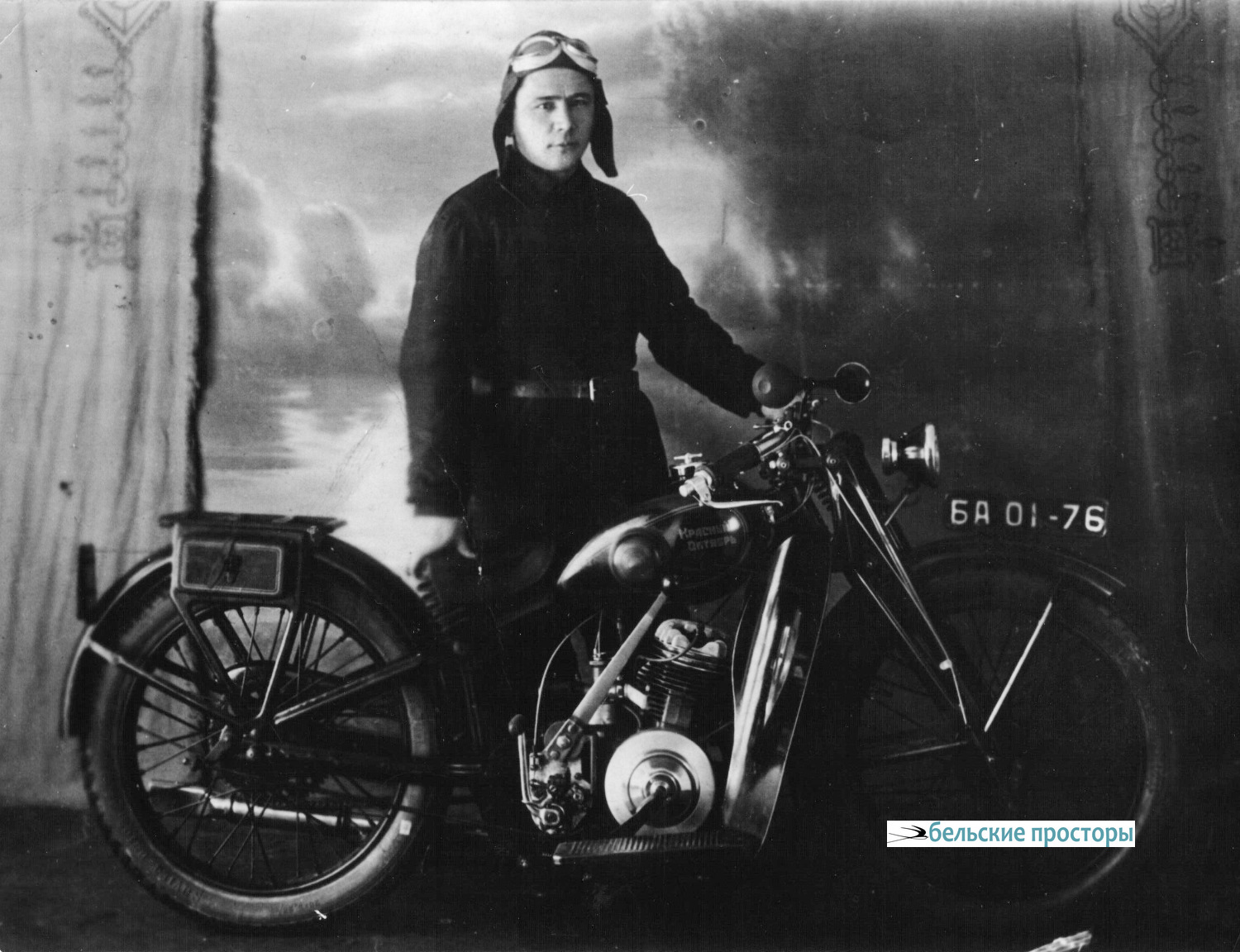 Штукатур-стахановец Гатият Рахматуллин, ударник Моторстроя. В декабре 1935 г. оштукатурил 89 кв метров за смену – 578 % нормы. В качестве премии ему вне очереди выделили квартиру в благоустроенном доме