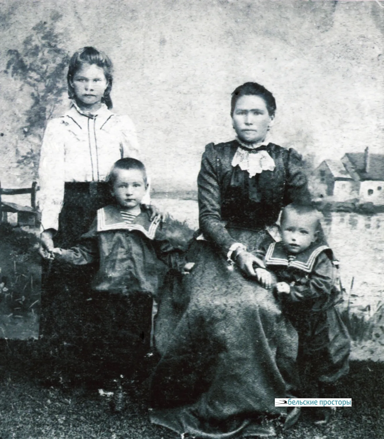 М. В. Рябова с детьми, Иосиф слева. Примерно 1902 г.