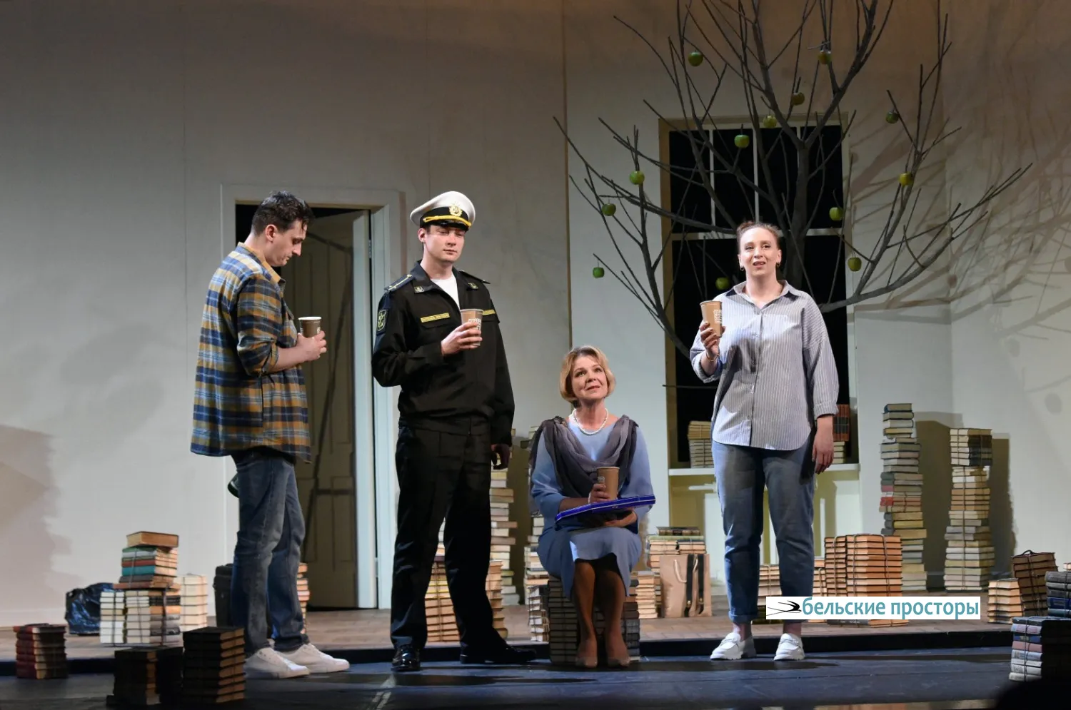 Иван Овчинников, Азат Шакиров, Ирина Агашкова и Софья Венедиктова в сцене прощания с домом