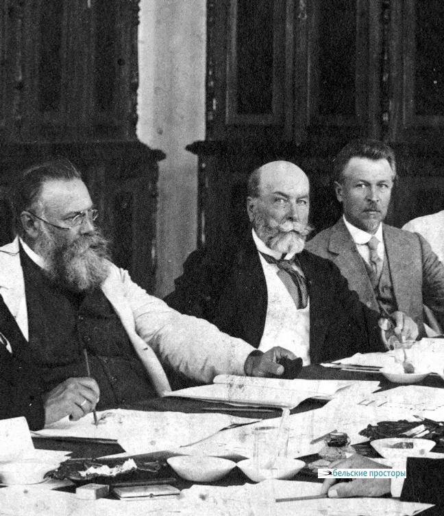 А. А. Зеленцов (в центре) в Губернском земстве, июнь 1912 г.