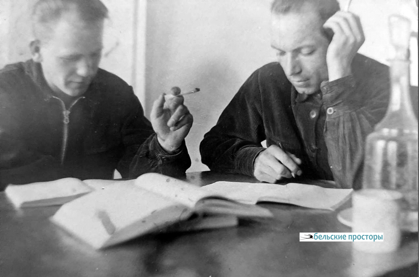 Н. И. Ключников (справа) и Б. С. Свищев в годы учебы в Воронежском университете