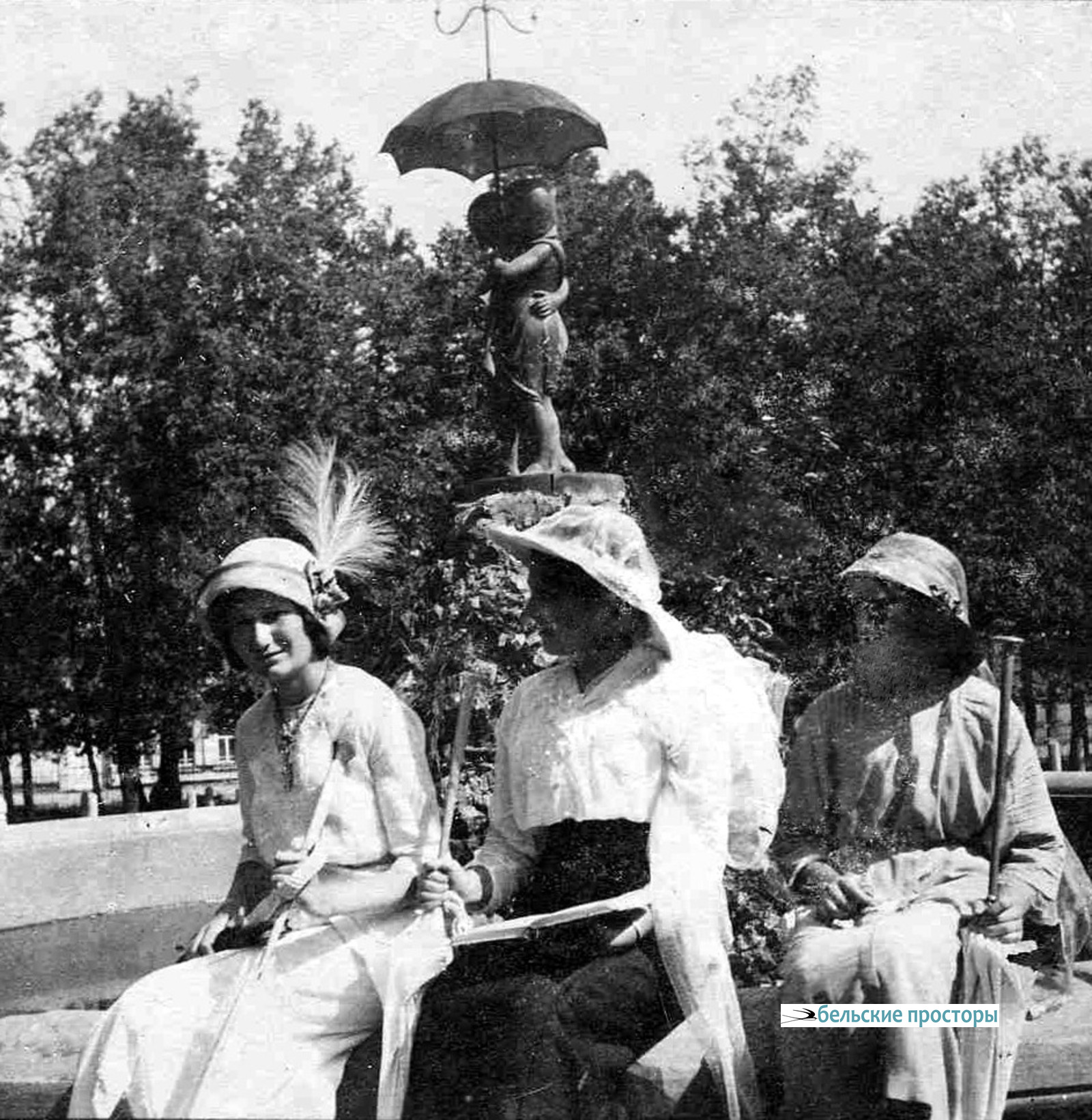 У фонтана в Ушаковском парке. 1910-е