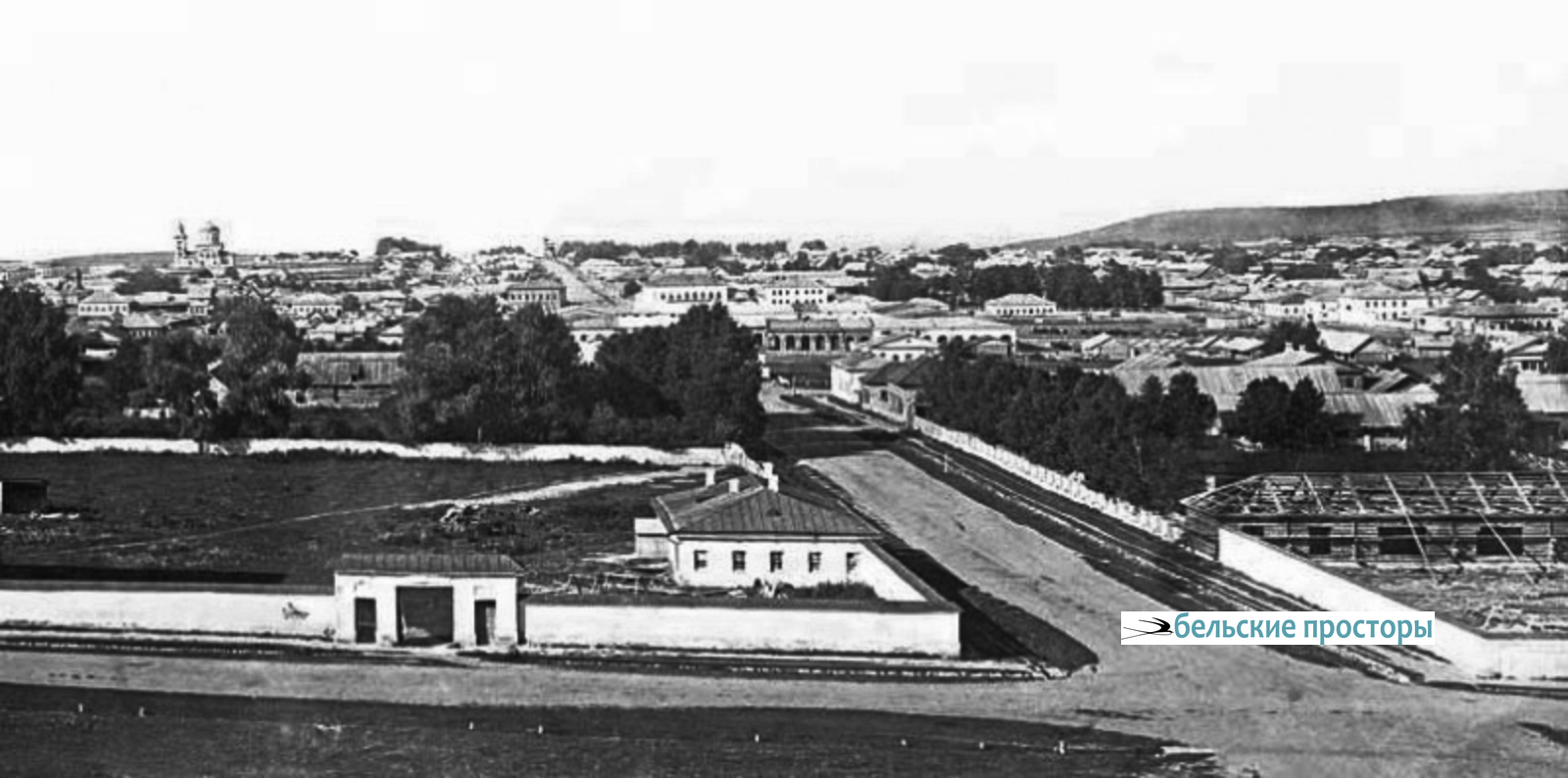 Вид на Уфу и Верхнюю Торговую площадь с колокольни Воскресенского собора. 1866 г.