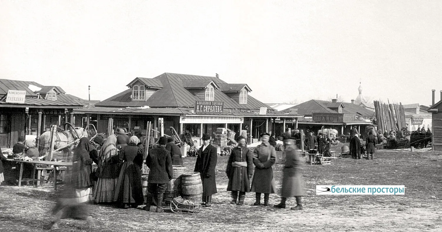 Деревянные корпуса с торговлей Удалова, Иванова и Сиразиева в юго-западной части Базарной площади. 1909 г.