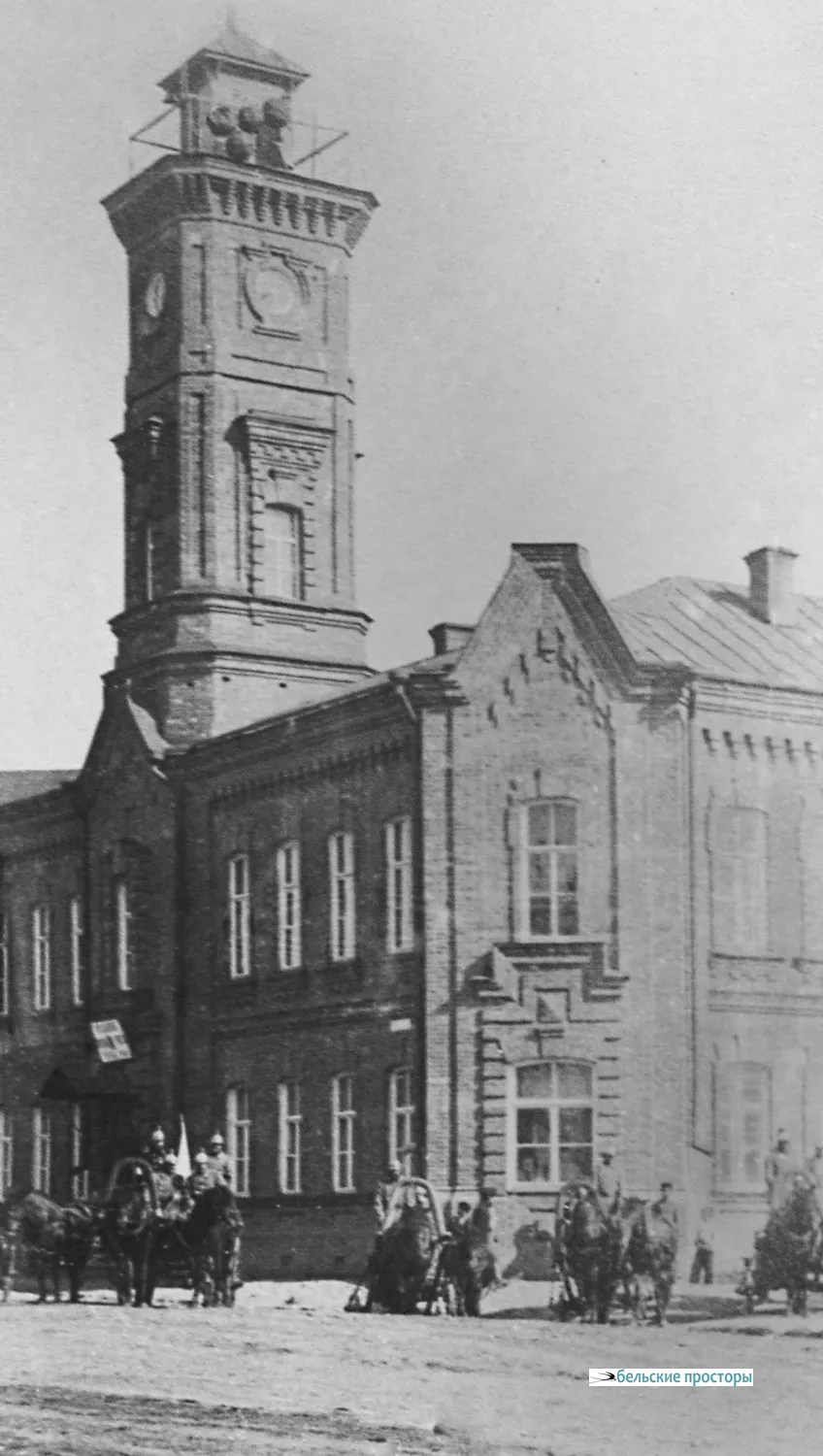 У депо 1-й пожарной части. На каланче хорошо видны чёрные шары, которые в случае пожара поднимались наверх и, в зависимости от их числа, указывали на силу пожара