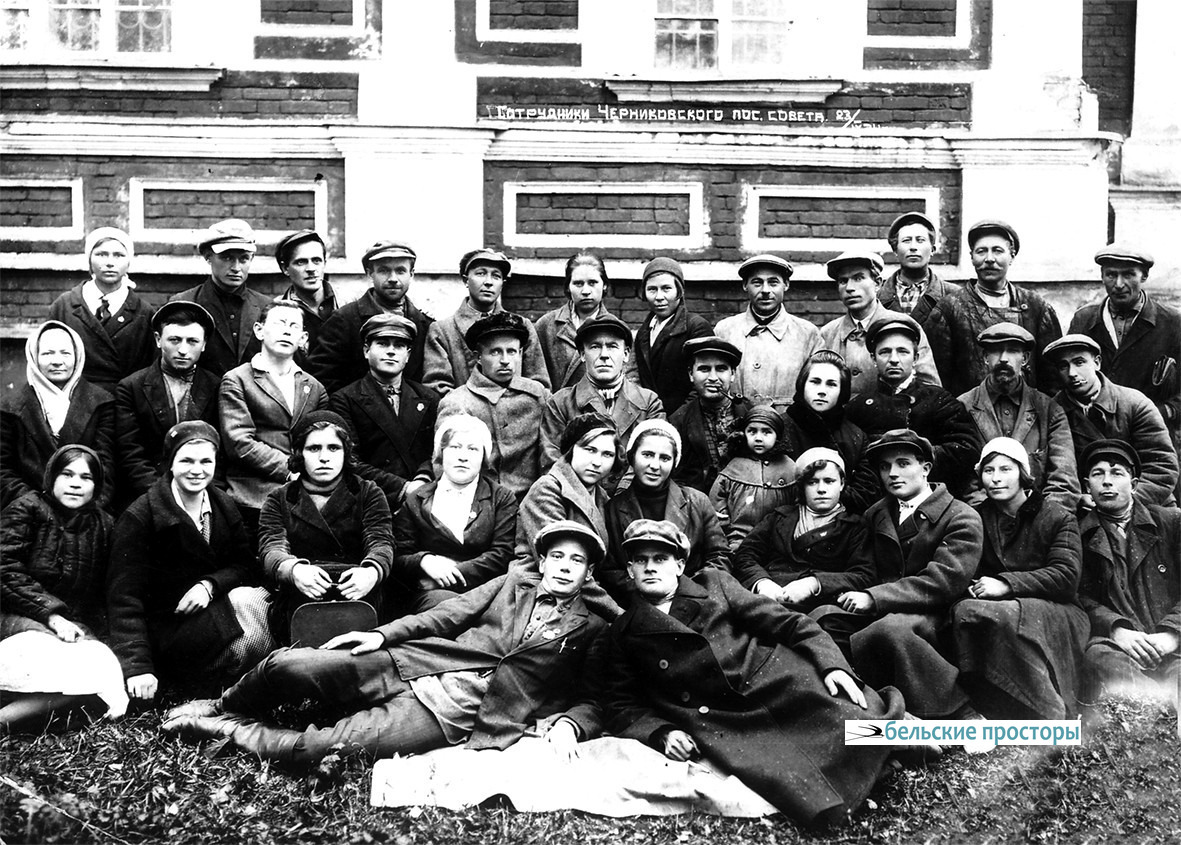 Состав Черниковского поселкового Совета на фоне здания церкви в Инорсе. Во втором ряду в центре – председатель Совета Алексей Филиппович Рузанов. 23 сентября 1934 г.