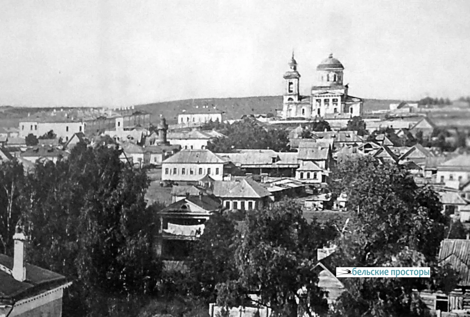 Вид на Уфу с колокольни Воскресенского кафедрального собора в 1866 г. Чуть левее и ниже от Алек- сандровской церкви видна деревянная каланча 2-й части