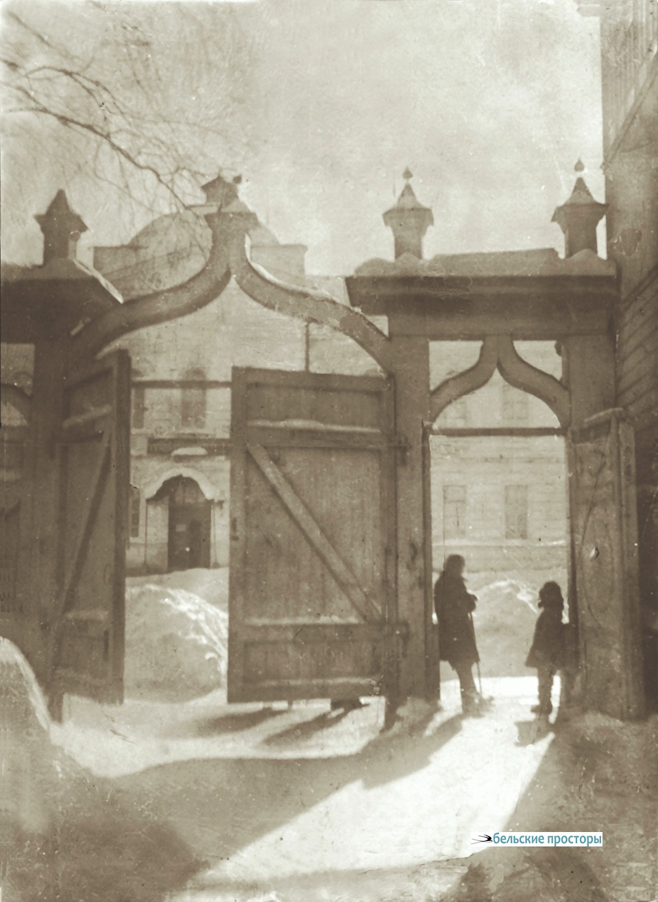 У ворот дома № 93 (ул. Пушкина). 1930 г.