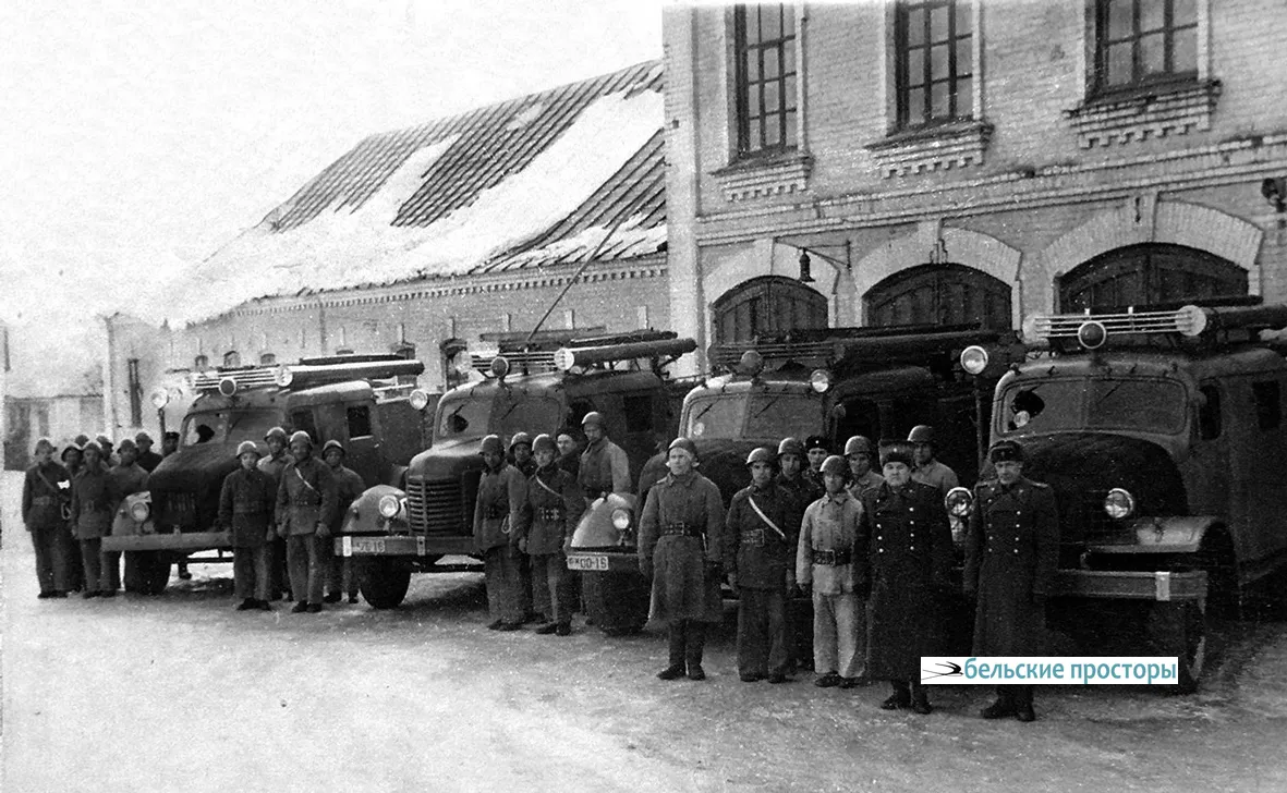 Личный состав СВПЧ-4 у здания части на Октябрьской Революции, 69. Нач. 1960-х гг.