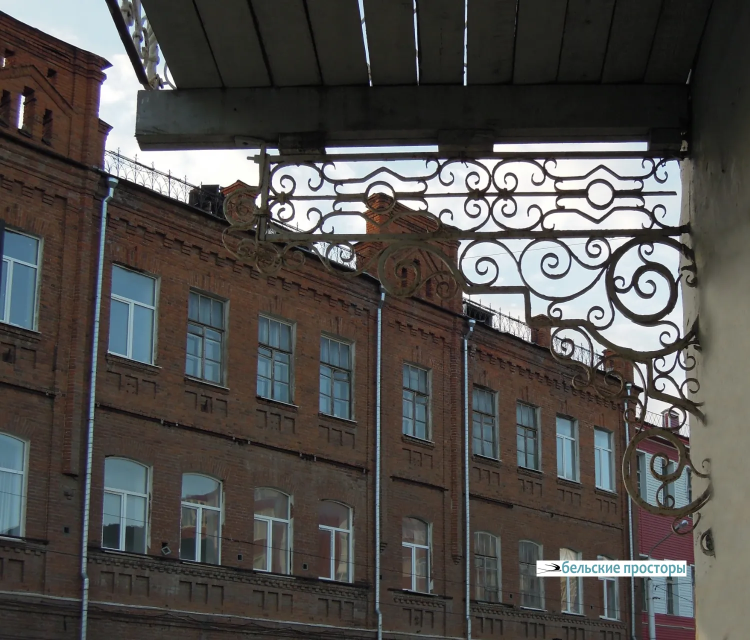 Вид на здание бывшего Реального училища от дома Бухартовского, 2018 г.