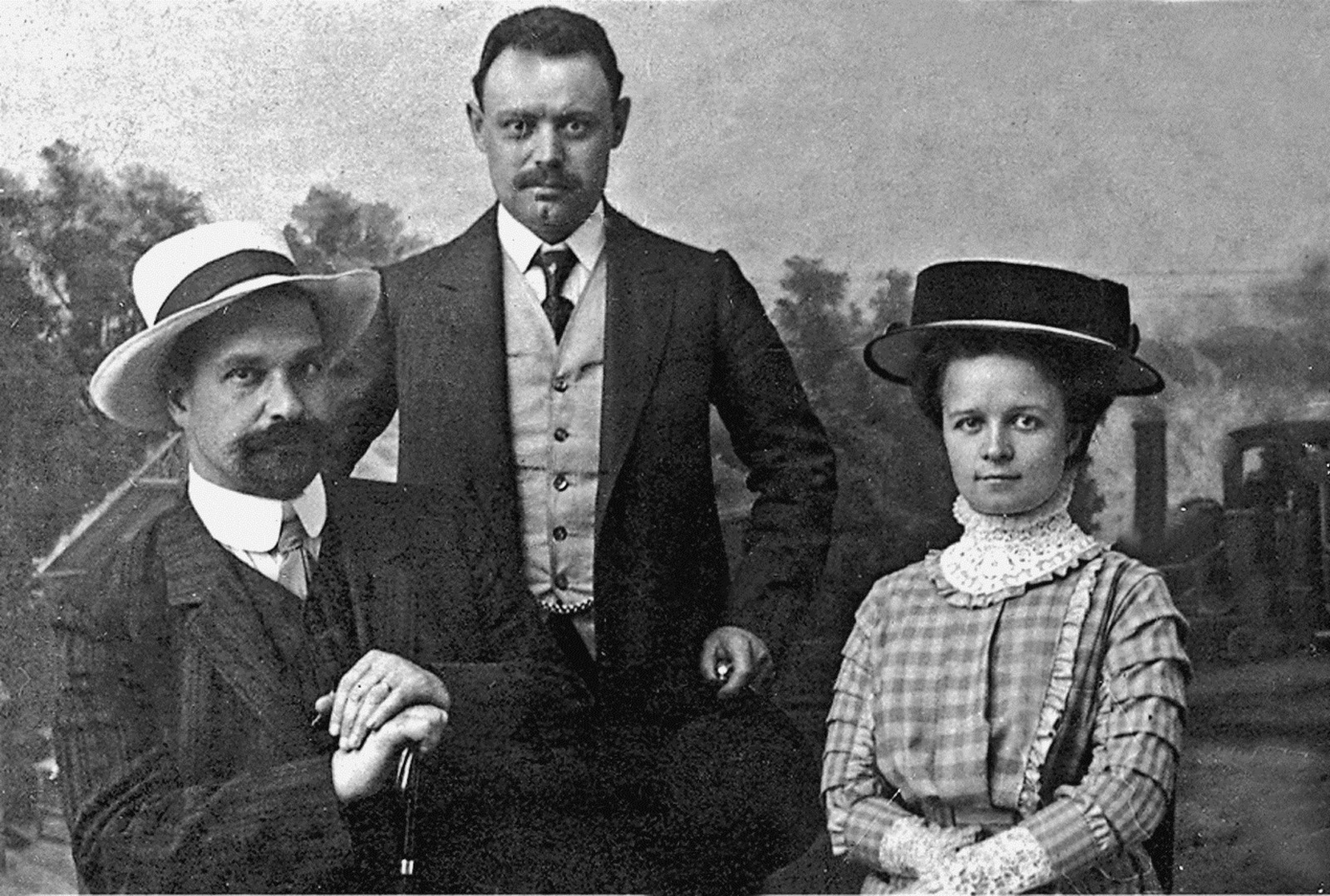 Братья Толстые и Е.А. Толстая. 1910-е гг.