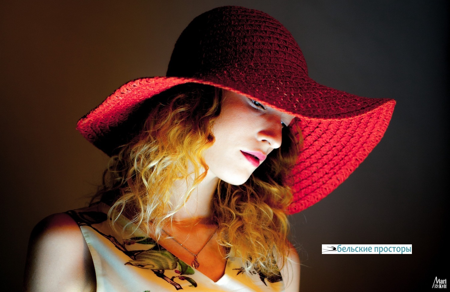 Девушка в красной шляпе