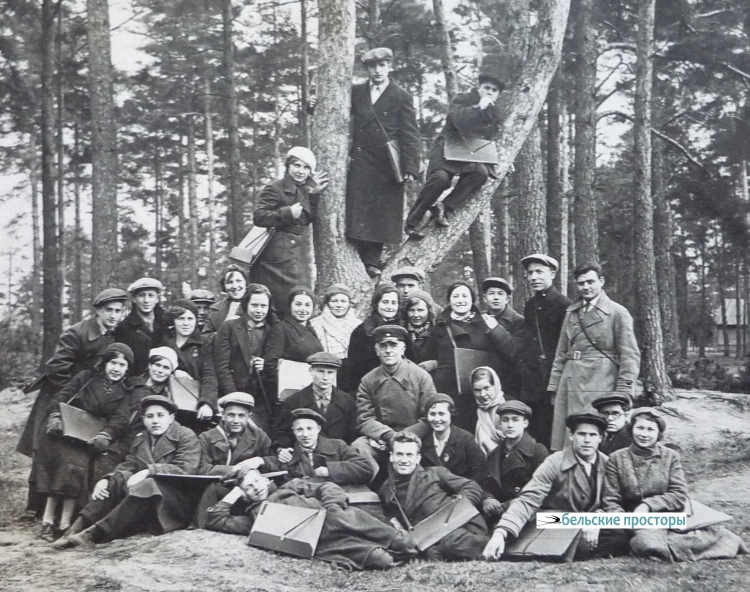 1938 год. 2-й курс Ленинградского химико-технологического института. Занятия по военному делу в Парголово. По центру – преподаватель Бенуа.  Я в ряду стоящих за Бенуа пятая справа
