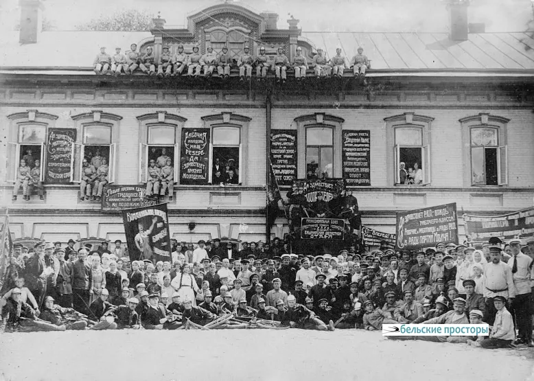 Огнеборцы всегда на высоте. Ул. Бекетовская (ныне М. Карима), 1920-е гг.