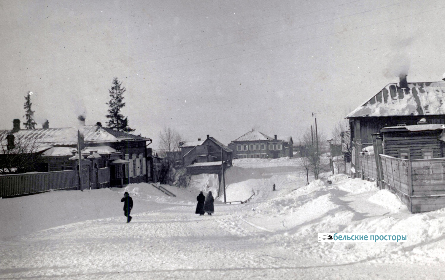 На Малой Ильинской. Справа – улица Пушкинская, впереди – Ильинская (Валиди), а между ними – мостик через ручей, начинающийся в Видинеевском (Аксаковском) саду