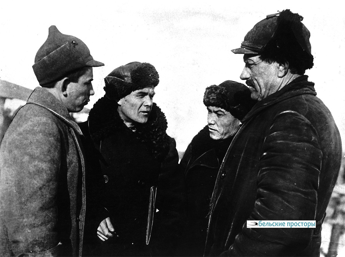 Парторг строительства домов Инорса Беляев, профорг Каримов с лучшими бригадирами Рахматуллиным и Мехряковым. 10 февраля 1934 г.