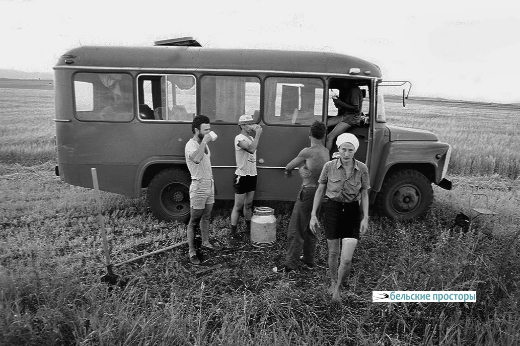 Минута отдыха на ремонте. Скорее выпить глоток воды! Ми-хайловка, 1996 год. Фото Р. Р. Хакимова