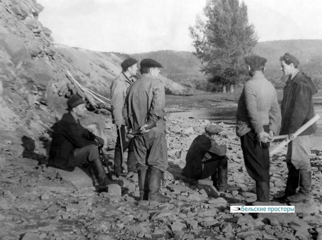 Н. И. Ключников (крайний слева) в экспедиции