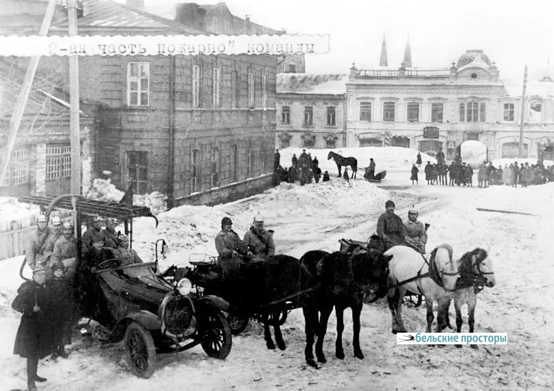 Экипажи 2-й пожарной части в Электрическом переулке. Конец 1920-х гг.