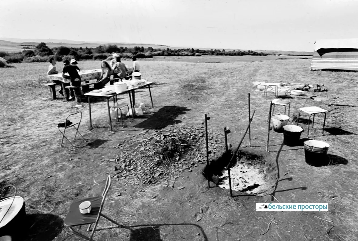 В экспедиционном лагере. Михайловка, Абзелиловский район, 1996 год. Фото Р. Р. Хакимова