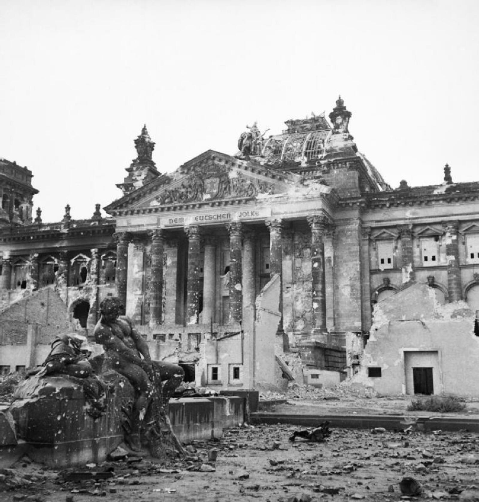Изображение: общественное достояние  Рейхстаг через месяц после окончания штурма