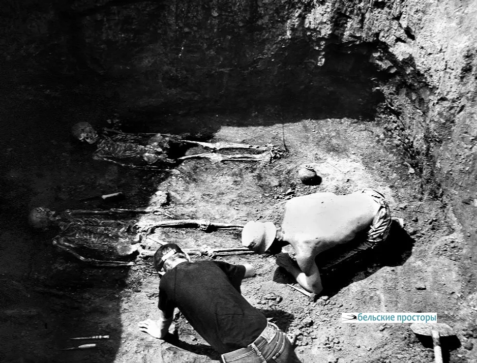 Вскрытие парного погребения савроматской культуры I тыся-челетия до н. э. Ведут Максим Чишков и Алексей Нечвалода. Могильник Сара, Оренбургская область, 1993 год. Фото Р. Р. Хакимова