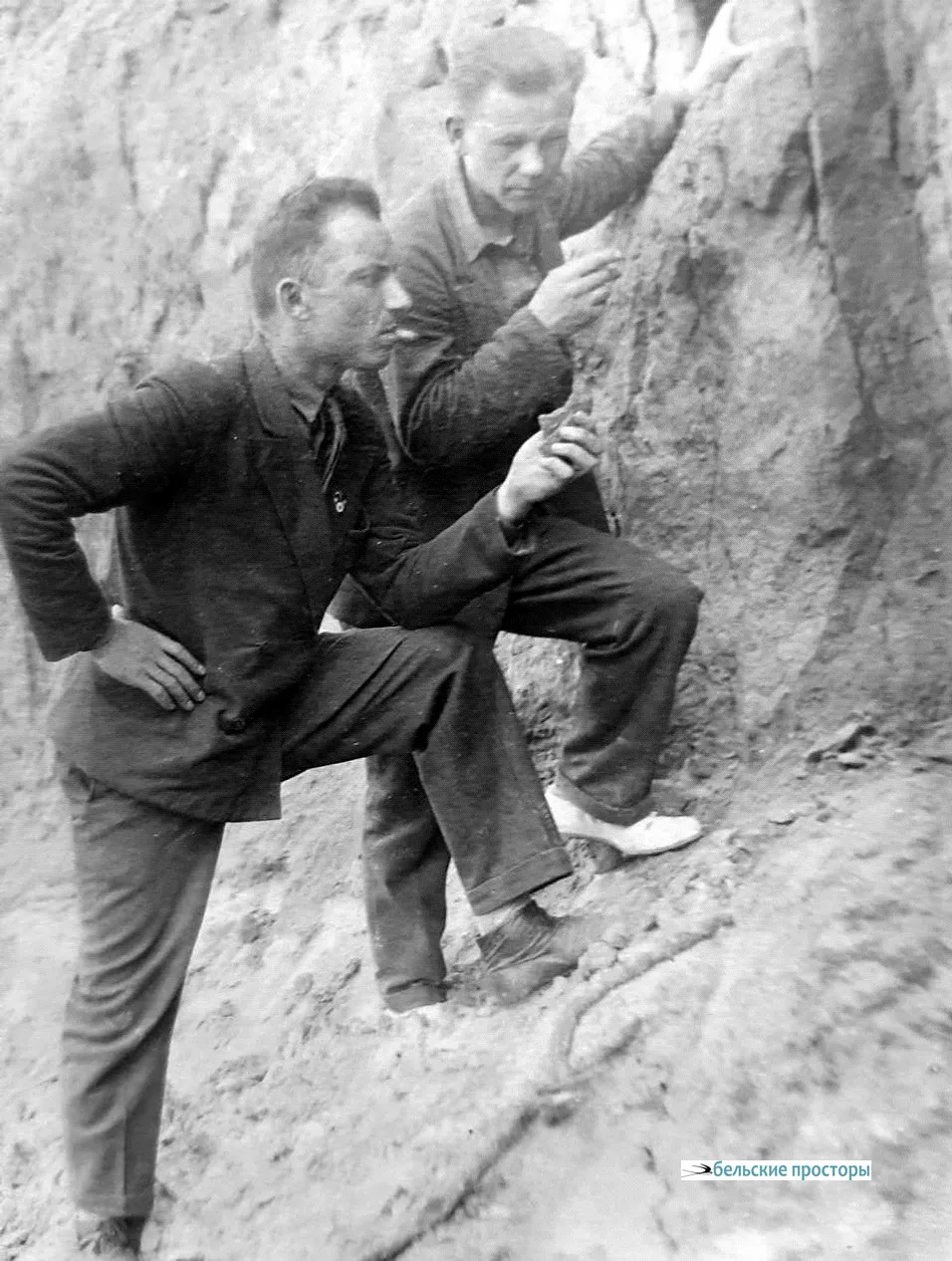 Студенты Н. И. Ключников (слева) и Б. С. Свищев на учебной практике