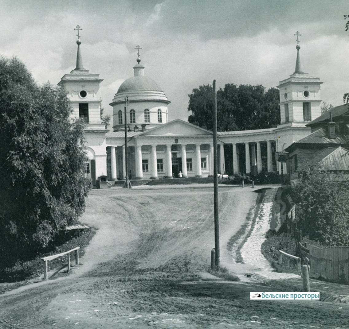 Перед Спасской церковью видна яма на месте бывшего русла Ногайки