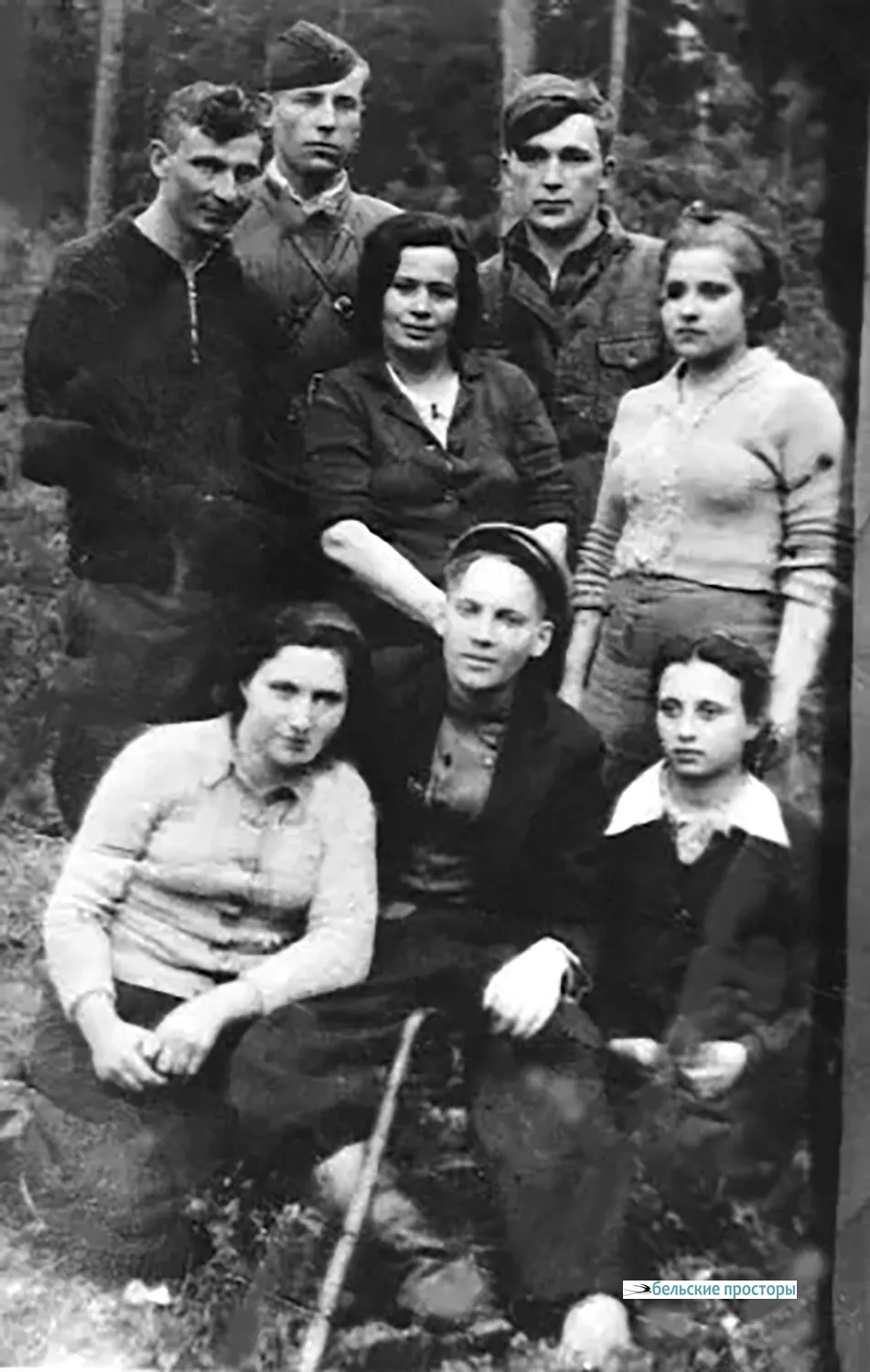 На фото 1944 г. Георгий Чернышёв стоит слева, после ампутации правый рукав пустой