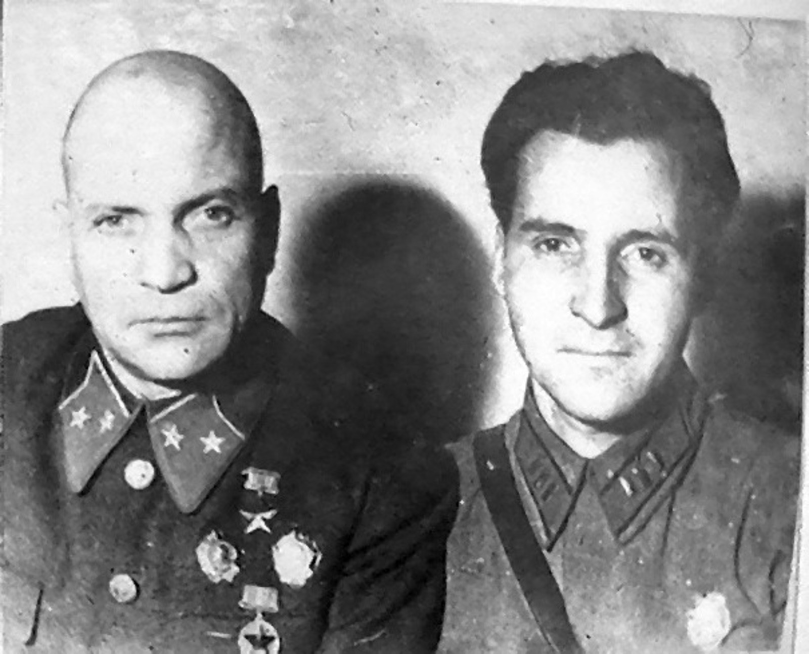 К. Симонов (справа) с А. Лизюковым,1942 год. Общественное достояние