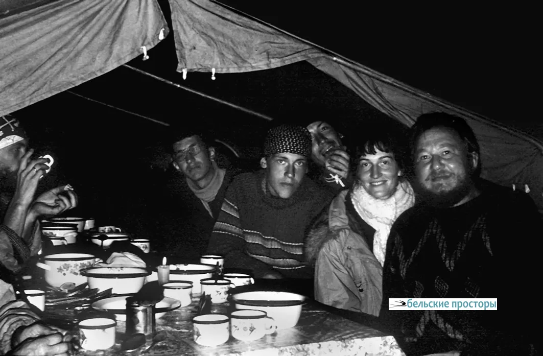 За ужином. Учалинский район, 1997 год. Фото Р. Р. Хакимова