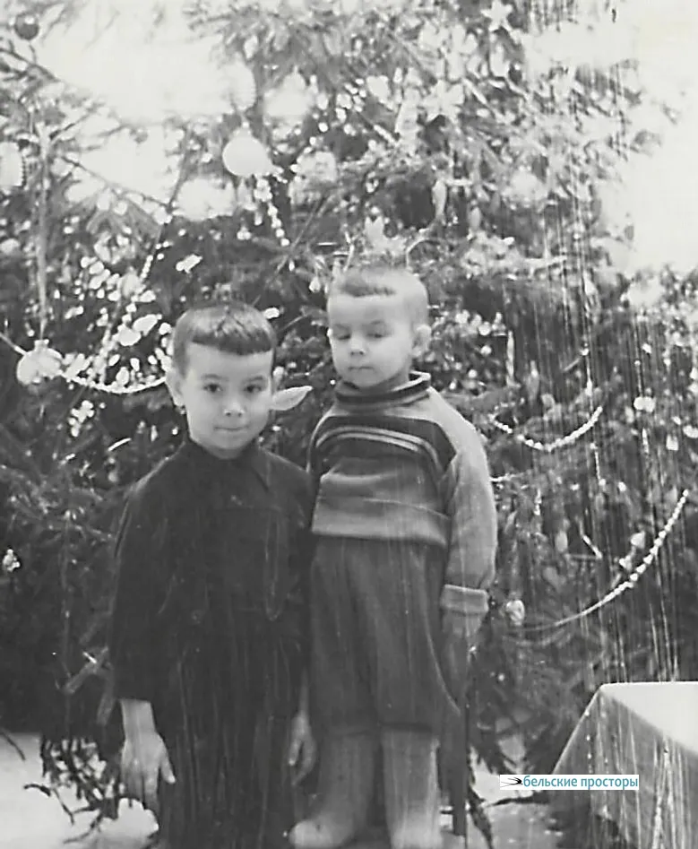 Автор вместе со старшим братом Рашитом на ёлке в Минске