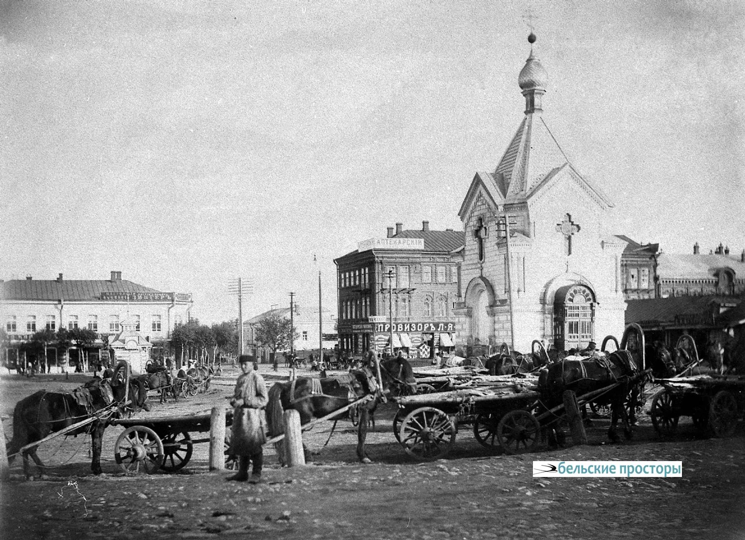 Вид от Гостиного двора на Александровскую часовню, ул. Центральную и Большую Казанскую. 1900 г.