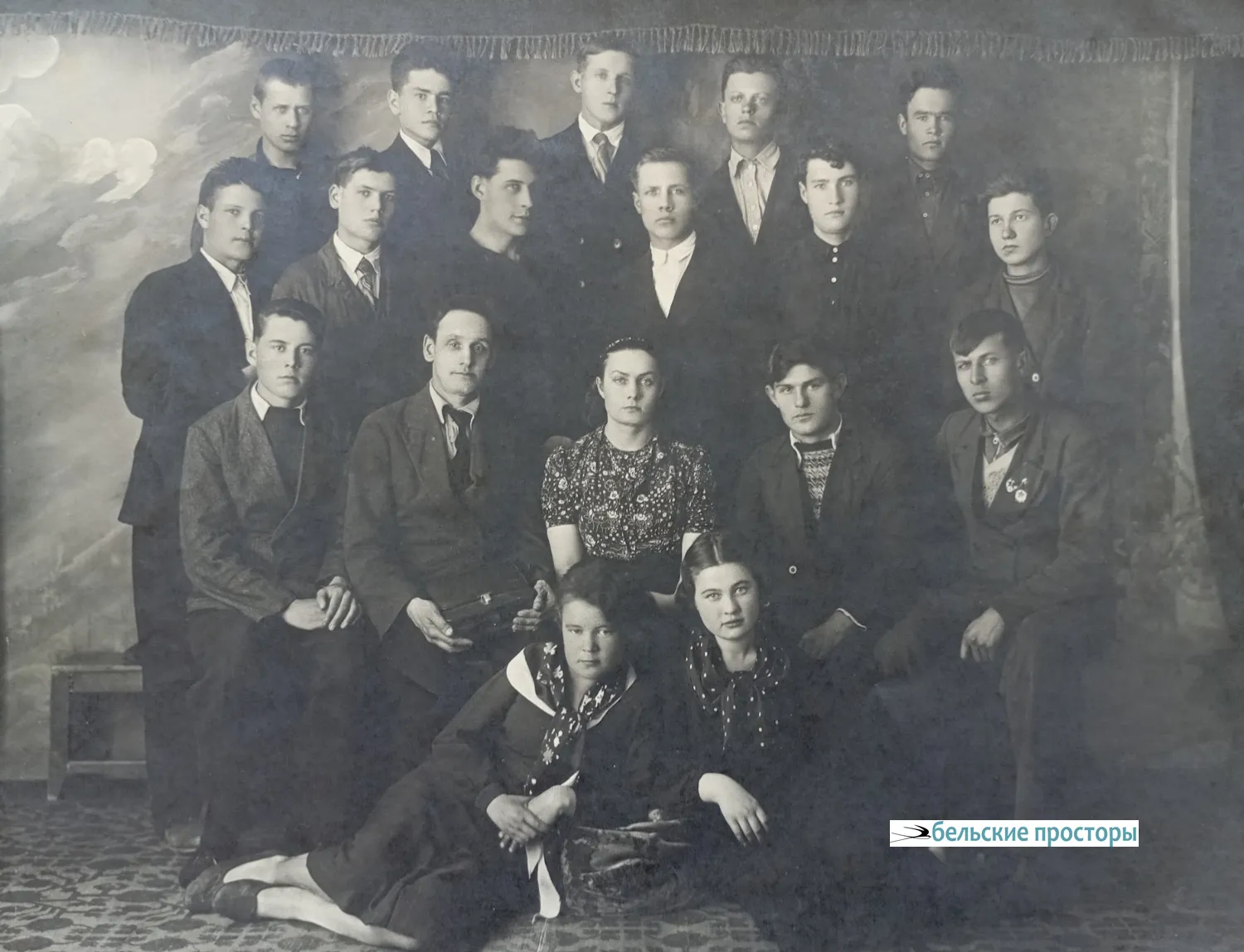 Н. В. Турицын (сидит 2-й слева во втором ряду) со студентами 3-го курса Уфимского художественного училища. 29 мая 1940 г.