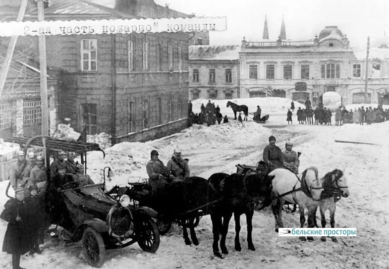 Пожарные 2-й части в Электрическом переулке на фоне домов Давыдова. Около 1927 г.
