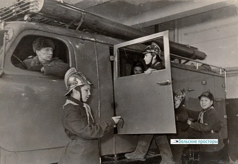 Юные друзья пожарных дружин (ЮДПД) на занятиях. 1960-е гг.