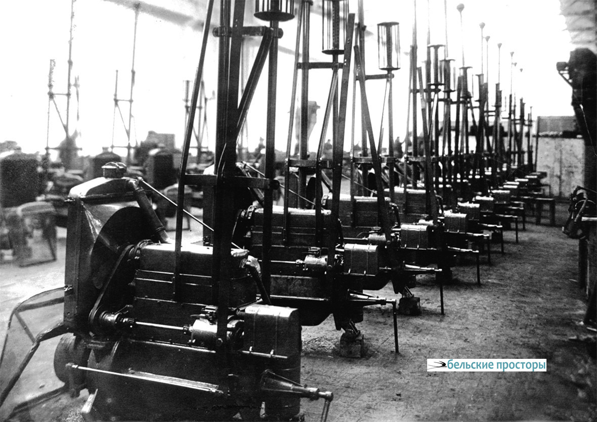 Серия собранных и испытанных У-5 в сборочном цехе УМЗ перед отправкой. Ноябрь 1936 г.