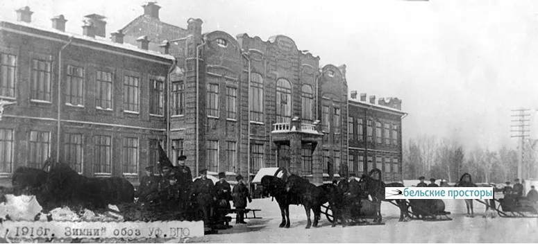 Экипажи Вольно-пожарного общества у здания Коммерческого училища на ул. Центральной (ныне Ленина). 1916 г.