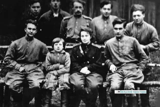 Партизаны. На фото Анатолий Мягких справа