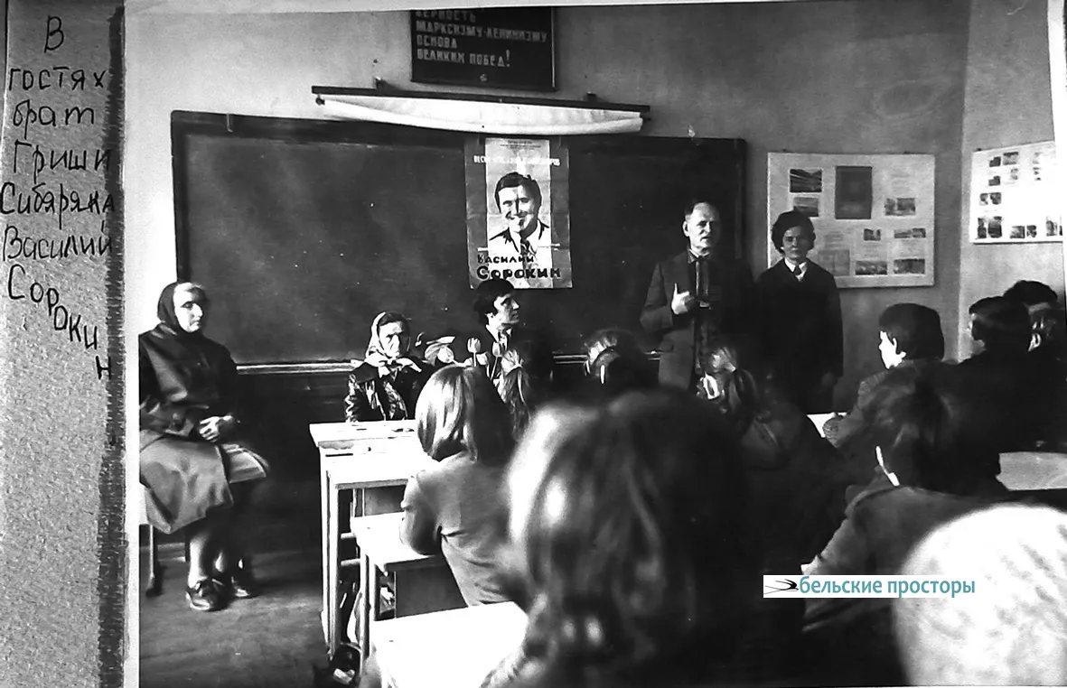 На фото Г. М. Понявин выступает перед школьниками Красненской школы. Партизан Григорий Сорокин – Гриша-сибиряк 30 июня 1942 г. был расстрелян с товарищами во дворе тюрьмы г. Вилейки. Захоронен в братской могиле в п. Красное. На встречу приехал младший брат партизана, певец донецкой филармонии Василий Сорокин. Середина 70-х годов